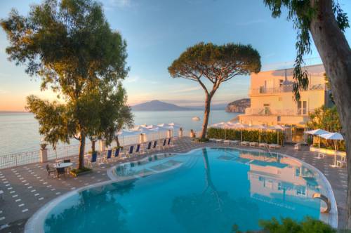ソレント イタリア ホテル休暇割引コード Sorrento booking.com